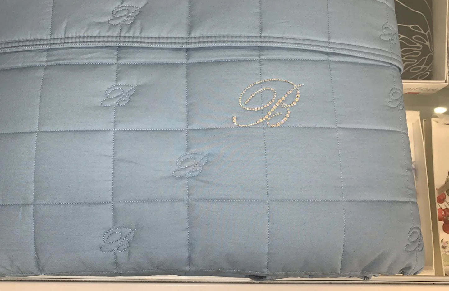 Trapunta azzurra RB Collection con ricami a quadri e lettera B decorativa di strass